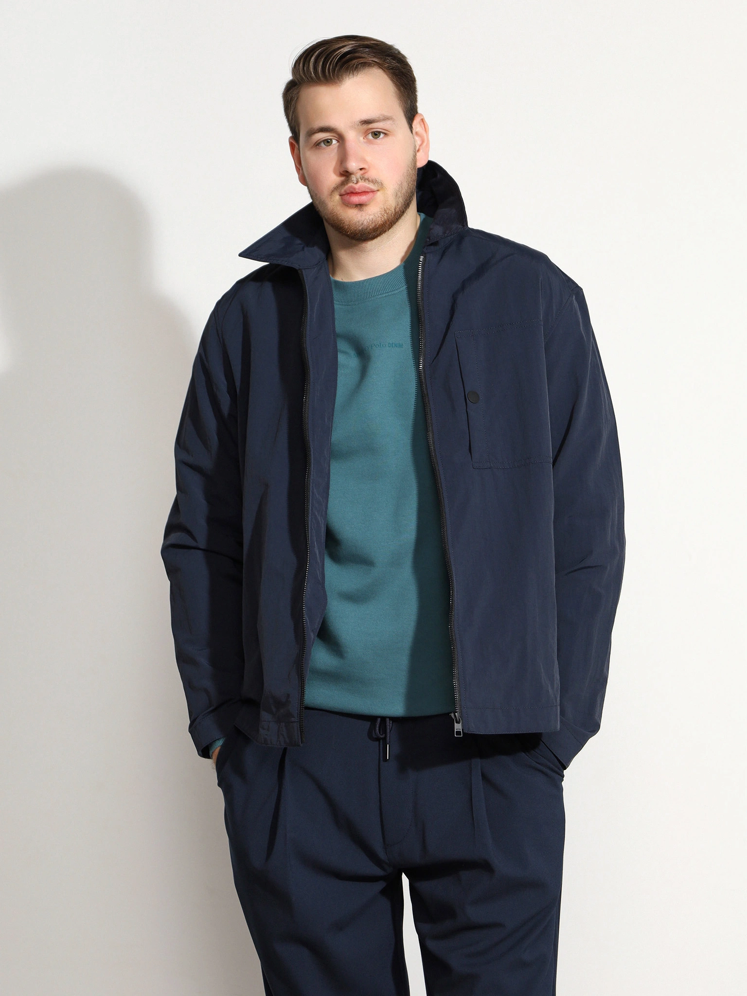 Куртка-ветровка темно-синего цвета 